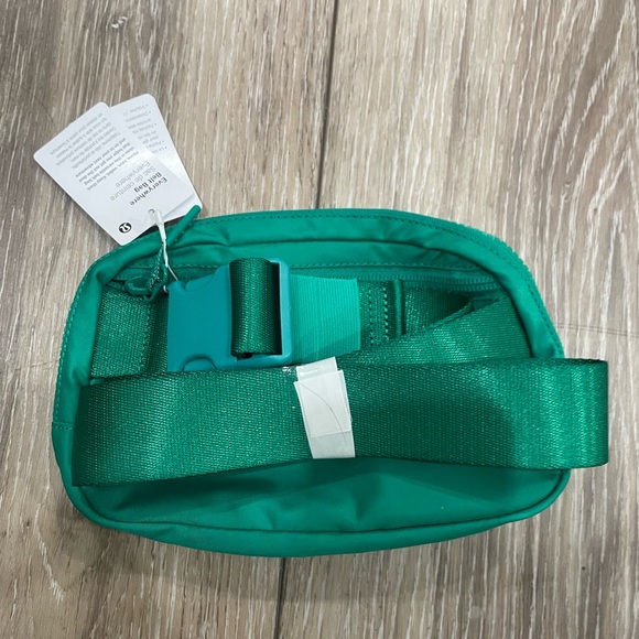 NWT lululemon everywhere belt bag emerald ice - Picture 3 of 4